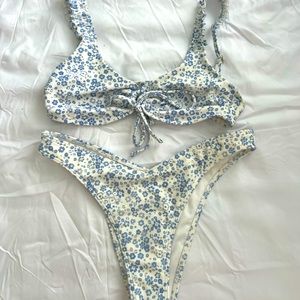 Hollister, top: XS, bottoms: S, white with blue flowers